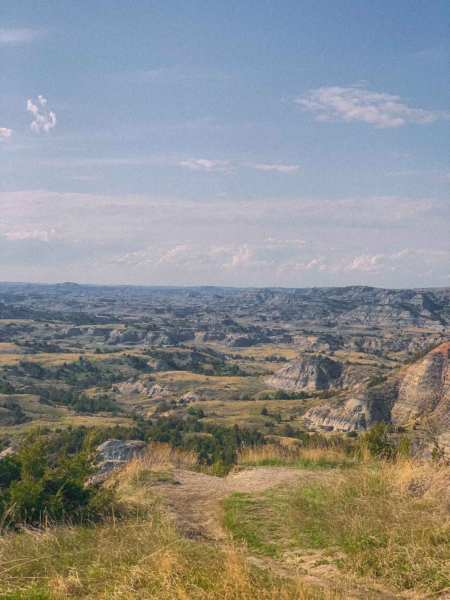 Wide view of painted canyon in theodore roosevelt national park